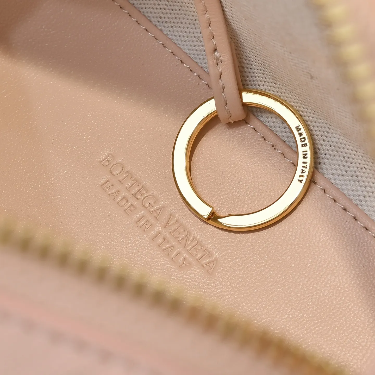 Batch 1360 BOTTEGA VENETA new loop is here! ! Many girls who like BV have owned the Loop bag. It has a simple appearance, classic weaving, and a compact and lightweight bag shape. This innovation continues the "camera bag" shape. Unlike the traditional Loop bag, which can only be worn as a crossbody bag, this innovation It can be carried by hand or cross-body, satisfying both the concave shape and daily needs. The oversized buckle can be folded and used as a handle. The sultry heat in summer ☀️ usually reduces people's desires. Having a lightweight bag will greatly enhance the happiness of traveling🫧 Style number: 6615 Size: 19*12*9cm